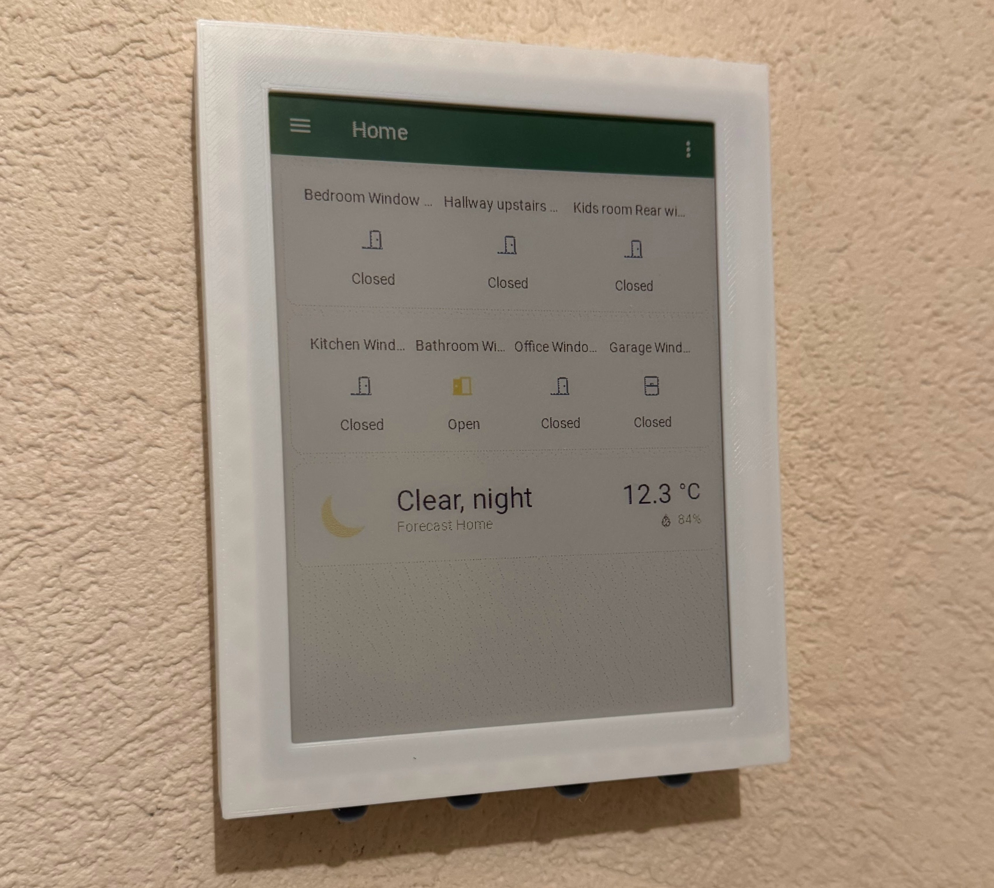 Hallway dashboard on a 5.7 inch e-ink display by the front door